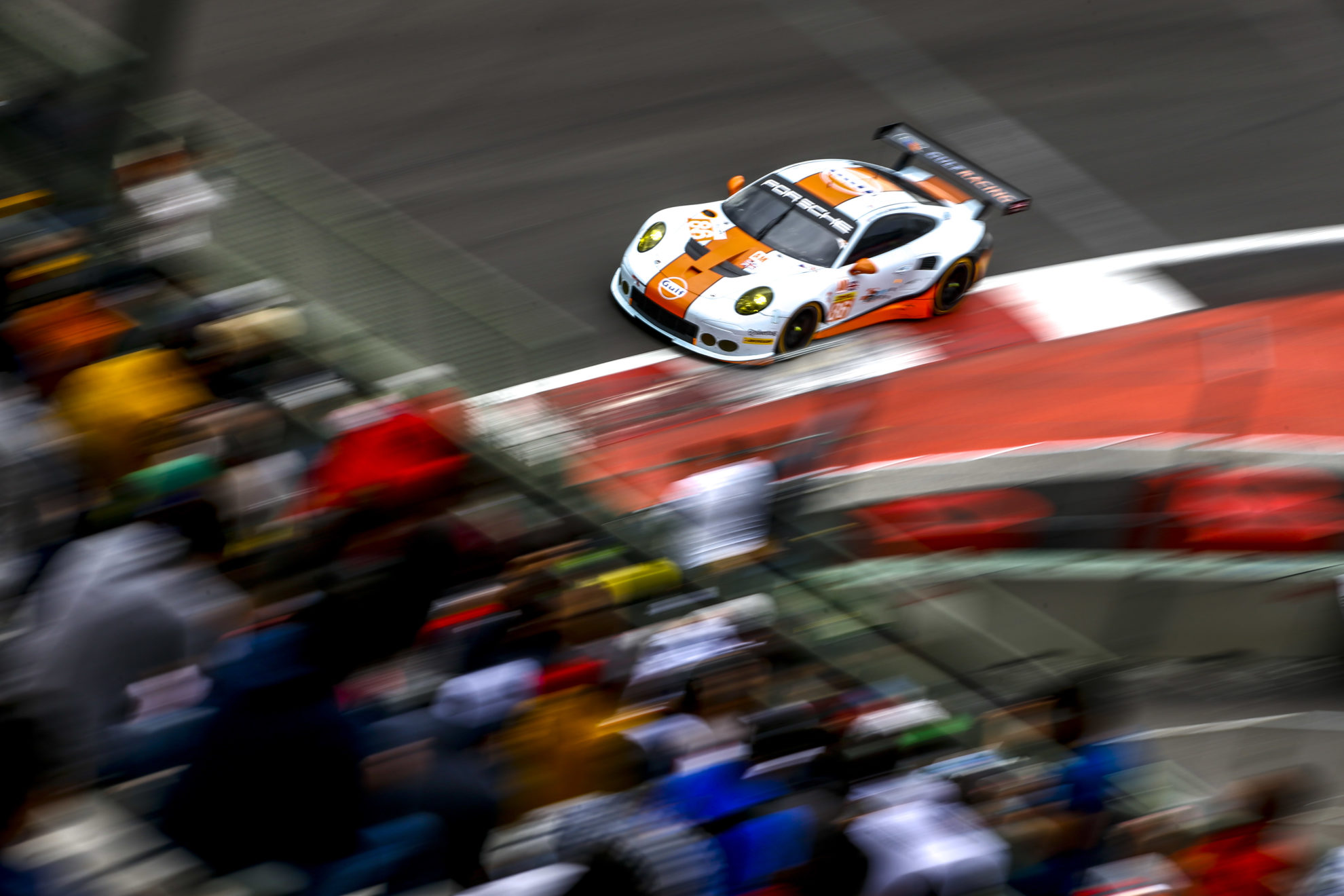 Porsche 911 RSR (86), Gulf Racing: Michael Wainwright, Nick Foster, Ben Barker